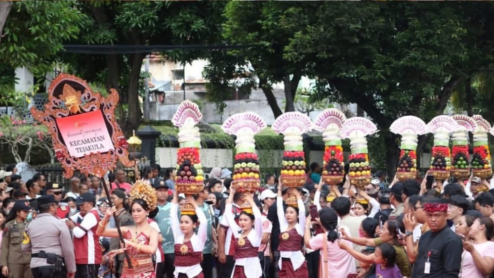 Parade Budaya Kecamatan Warnai Perayaan HUT Kota Singaraja ke-422