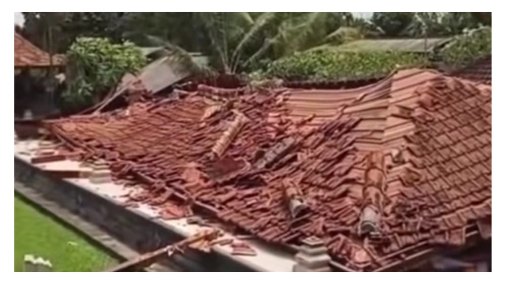 Diterjang Angin Kencang, Bale Gong Pura Puseh Dasar di Penebel Tabanan Ambruk