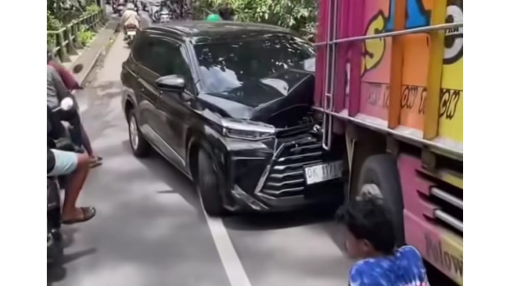 Truk Pengangkut Batu Mundur di Tanjakan Cepaka, Satu Mobil Ringsek