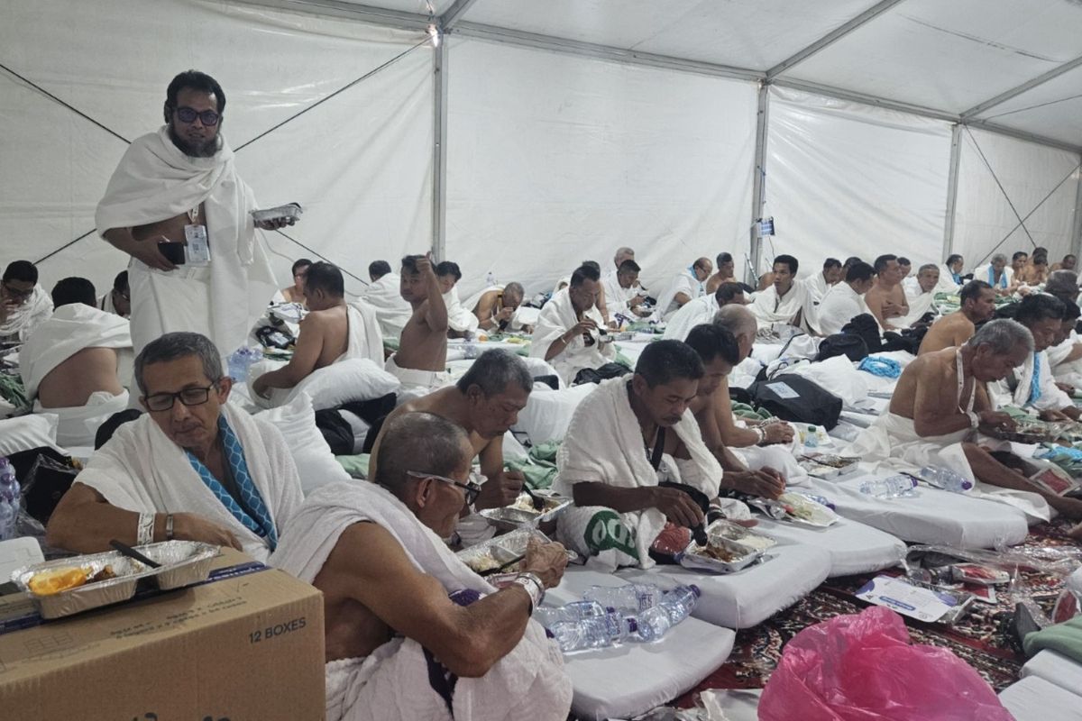 Viral! Para Jamaah Haji Indonesia Banyak Terlantar di Arafah Hingga Makan Nasi dan Teri