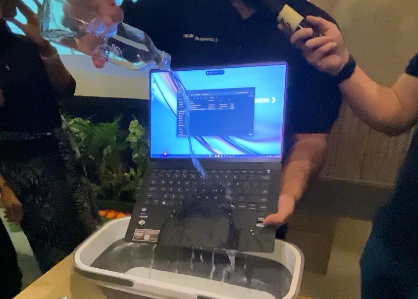 ASUS ExpertBook Ultra Tahan Air dan Beban 100 Kilogram, Padukan Performa dan Ketahanan Fisik