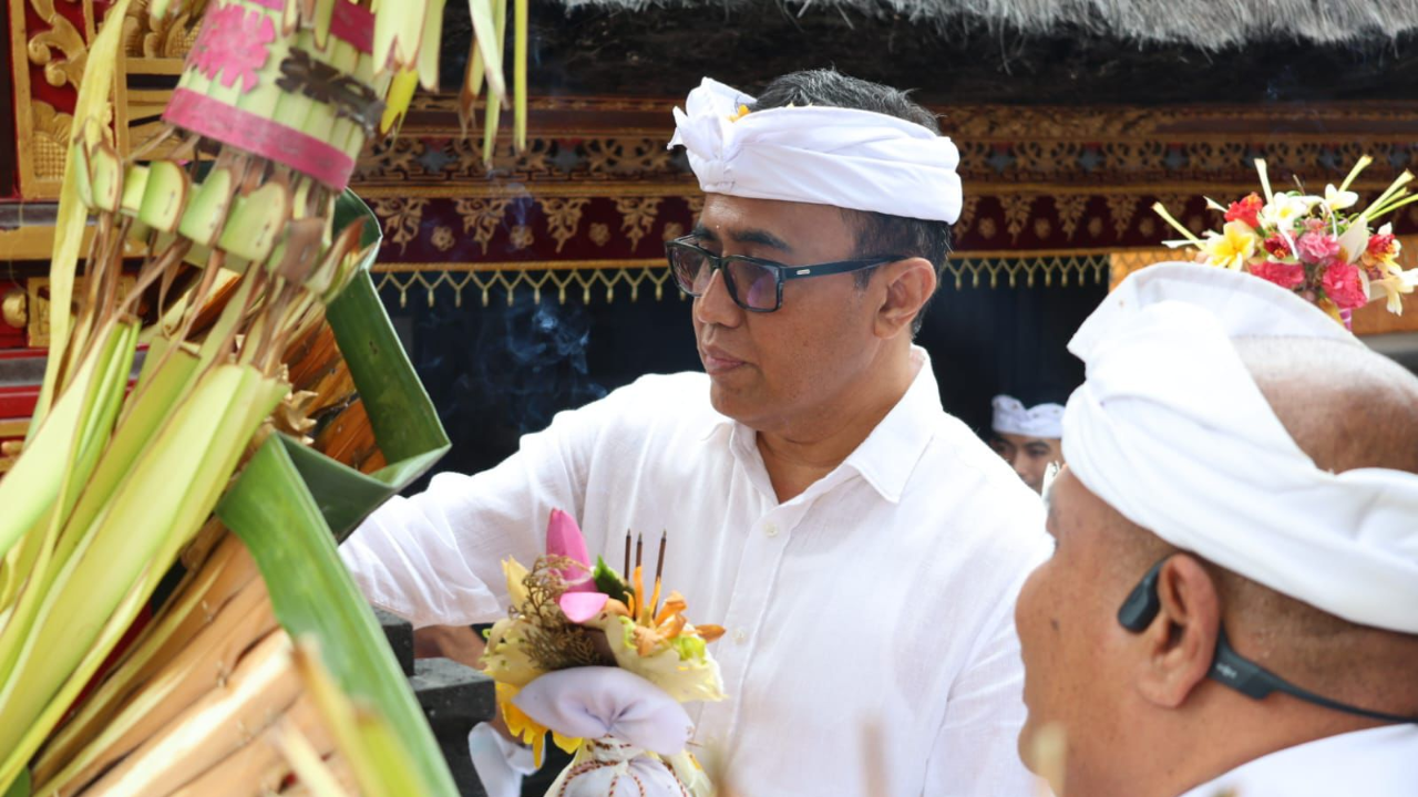 Wali Kota Denpasar Hadiri Prosesi Mendem Pedagingan di Pura Pemayun Banjar Tegal 