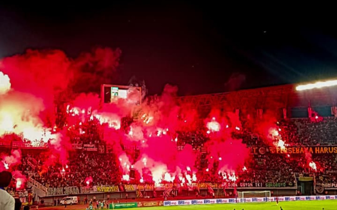 Laga Persebaya vs Bali United Sempat Dihentikan Sementara, Ini Penyebabnya!