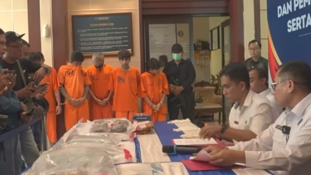 Pegawai Laundry di Bali Nyambi Jadi Kurir Ganja, Ditangkap BNNP di Kos Tuban