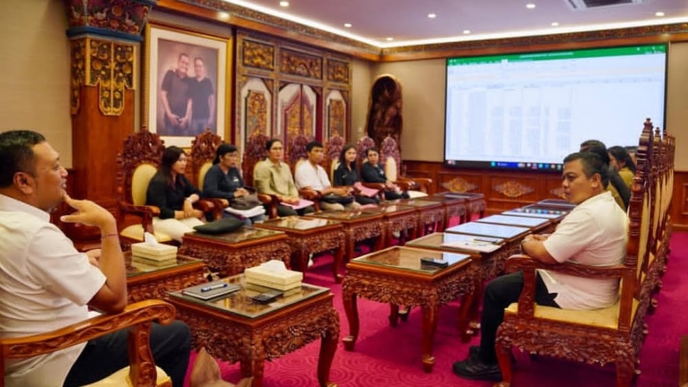 Mahayastra Tekankan Ketepatan Waktu Penyusunan LKPD 2025 dalam Rapat Pemkab Gianyar