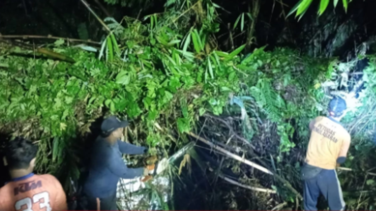 BPBD Gianyar Gerak Cepat Tangani Longsor di Jalur Jasan-Timbul