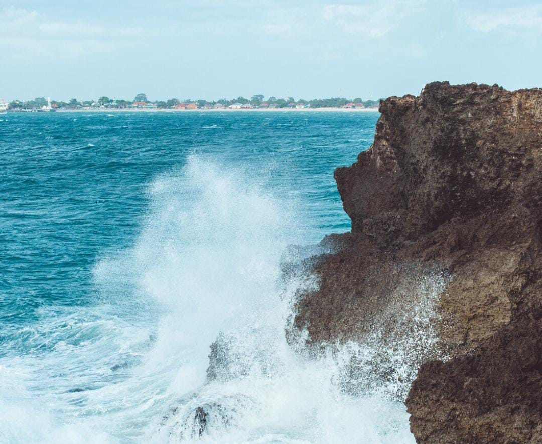 Lagi Asyik Berenang di Pantai Atuh Nusa Penida, Wisatawan Prancis Terseret Arus