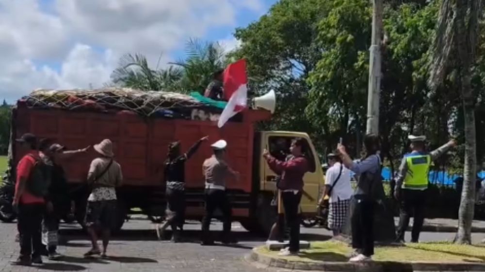 Truk Sampah Kepung Kantor Gubernur Bali sebagai Bentuk Protes Swakelola Usai Penutupan TPA Suwung