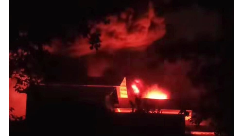 Kobaran Api Lahap Pabrik Mil di Cepaka, Petugas Damkar dari Dua Kabupaten Dikerahkan