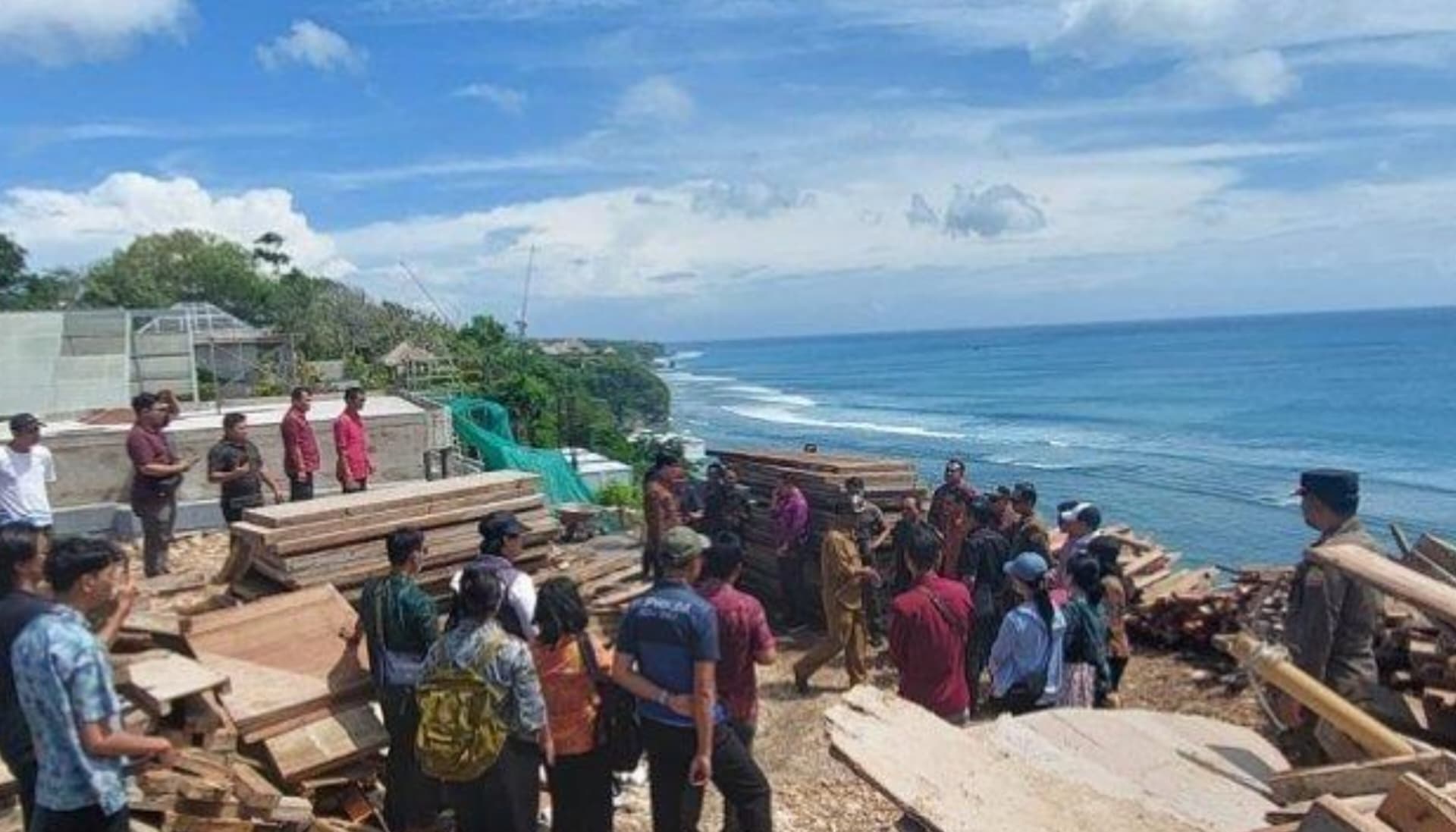 Pembongkaran Bangunan di Pantai Bingin Dianggap Tebang Pilih, Masyarakat Minta Pemprov Bali Adil