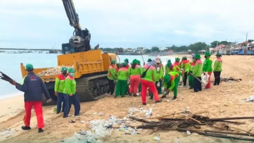 Sampah Kiriman Kembali Serbu Pesisir Badung, DLHK Siagakan Petugas hingga Maret 2026