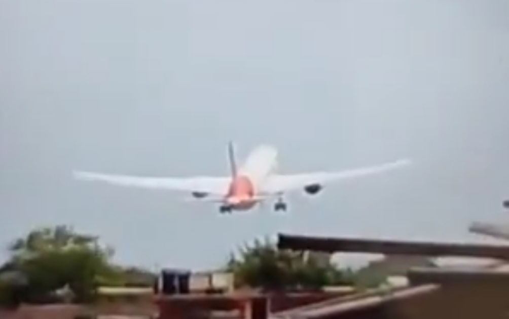 Pesawat Air India Jatuh di Dekat Bandara Ahmedabad, Bawa 242 Penumpang Termasuk Anak-anak