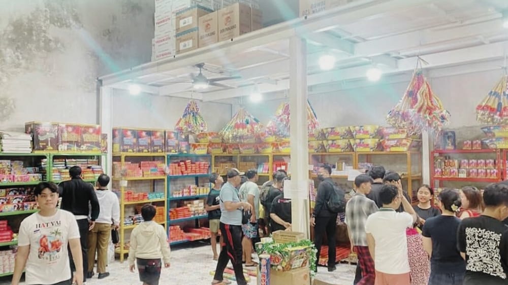 Meski Diimbau Dibatasi, Penjualan Kembang Api di Denpasar Tetap Ramai Jelang Tahun Baru
