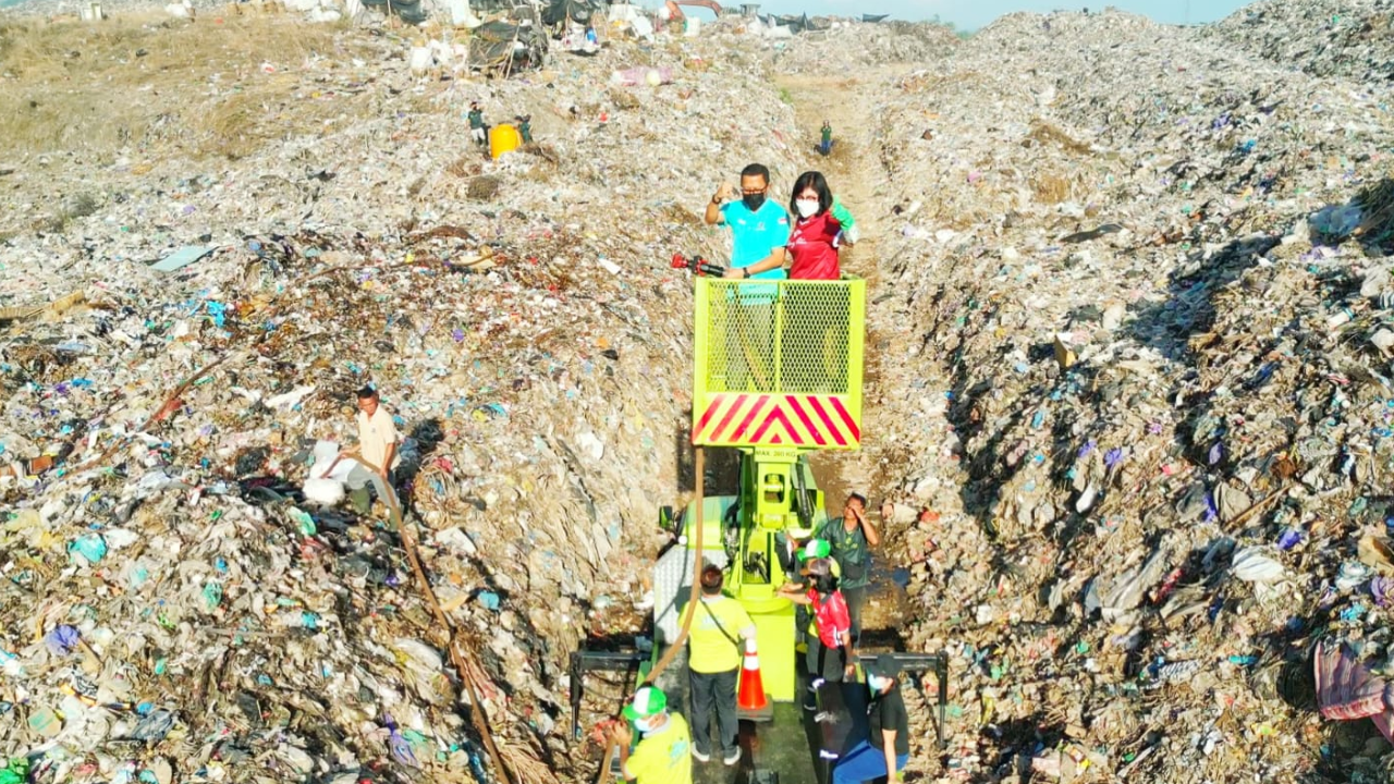 Penyemprotan Eco Enzyme di TPA Bengkala: Langkah Nyata Peringati HUT ke-6 EEN dan Atasi Krisis Sampah