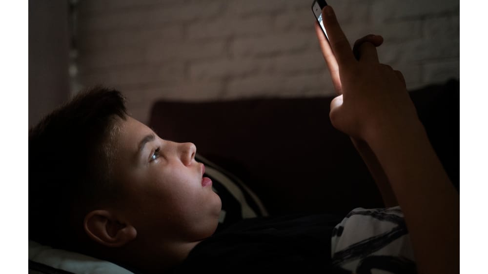 Stop Doomscrolling? New York Pasang Peringatan Mental di Medsos