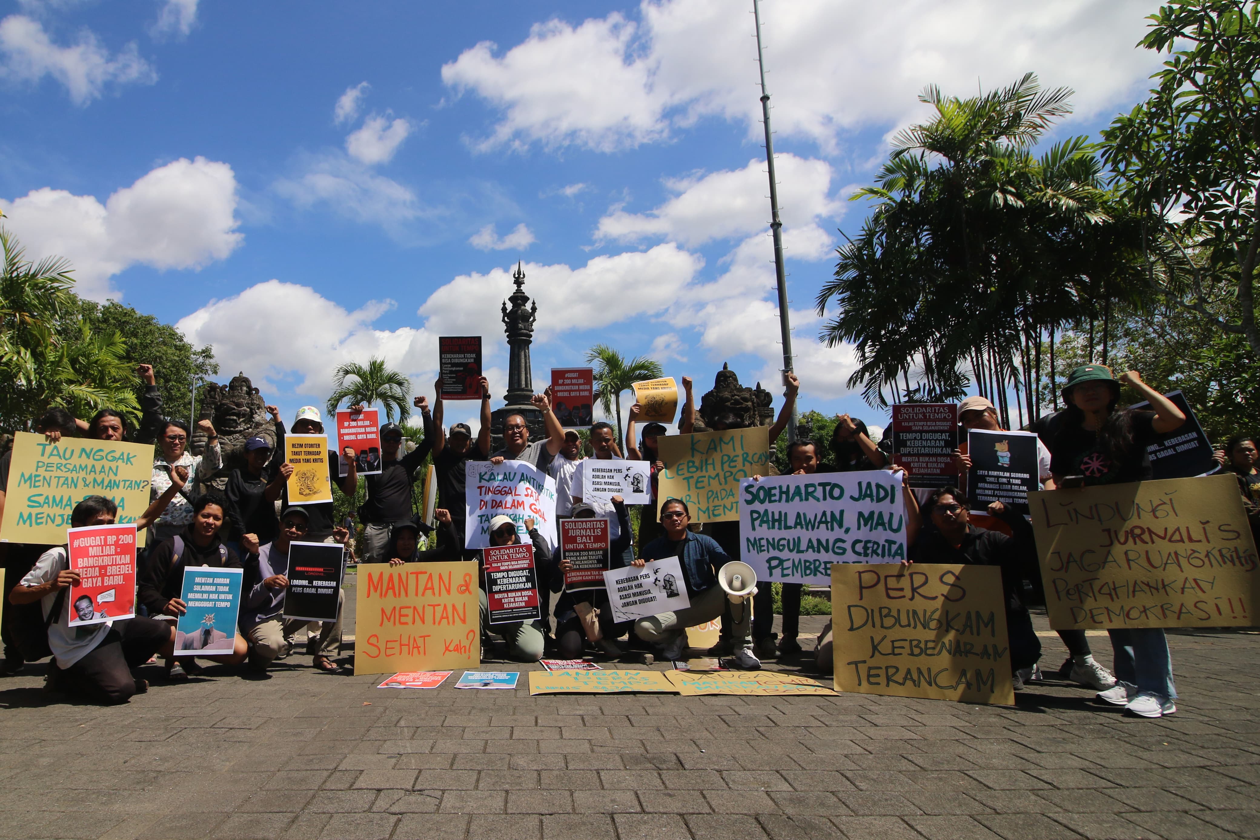 Aksi Solidaritas Jurnalis Bali Dukung Tempo lawan Gugatan Mentan