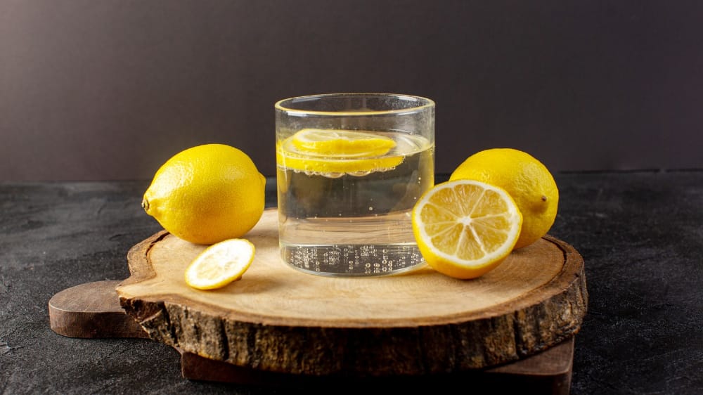 Minum Air Lemon Hangat di Pagi Hari, Benarkah Banyak Manfaatnya?