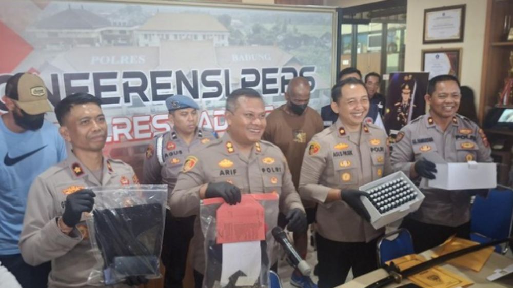 Dua WNA Diamankan dalam Penggerebekan Jaringan Pengedar Ganja Cair dan Kokain