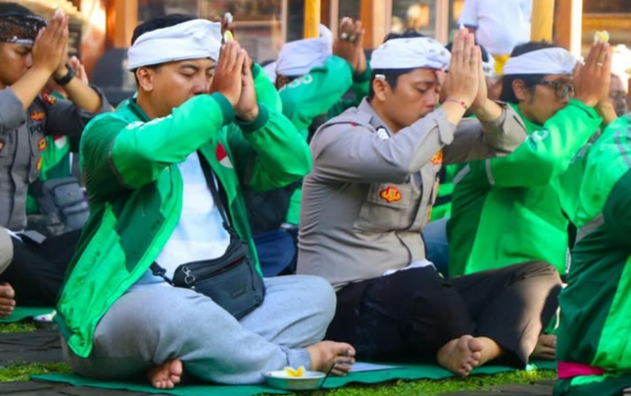 Polda Bali dan Pegemudi Ojol Melakukan Doa Bersama untuk Affan Kurniawan