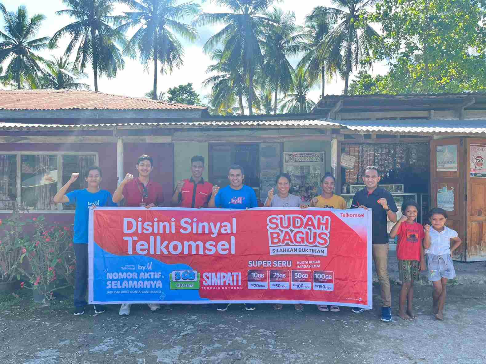 Tak Perlu ke Bukit Lagi, Warga Desa Enoraen Kini Bisa Nikmati Jaringan Telkomsel Langsung dari Rumah