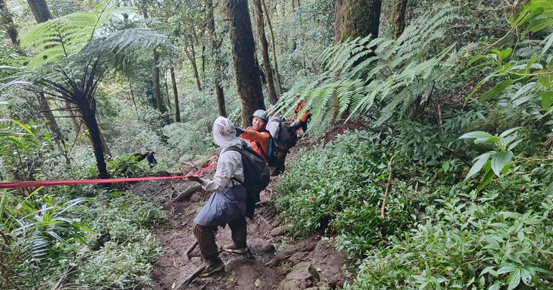 Nekat mendaki Gunung Batukaru, 5 Pendaki ini Dievakuasi Tim SAR