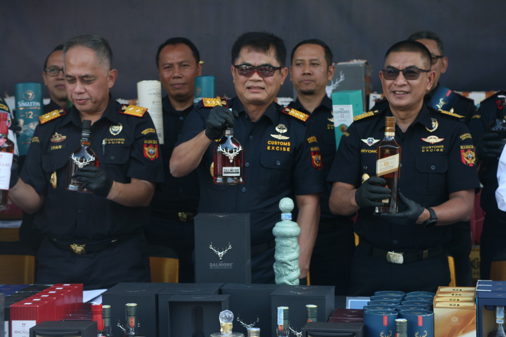 Bea Cukai Bali Sita 19 Ribu Botol Miras Ilegal Senilai Rp12,55 Miliar