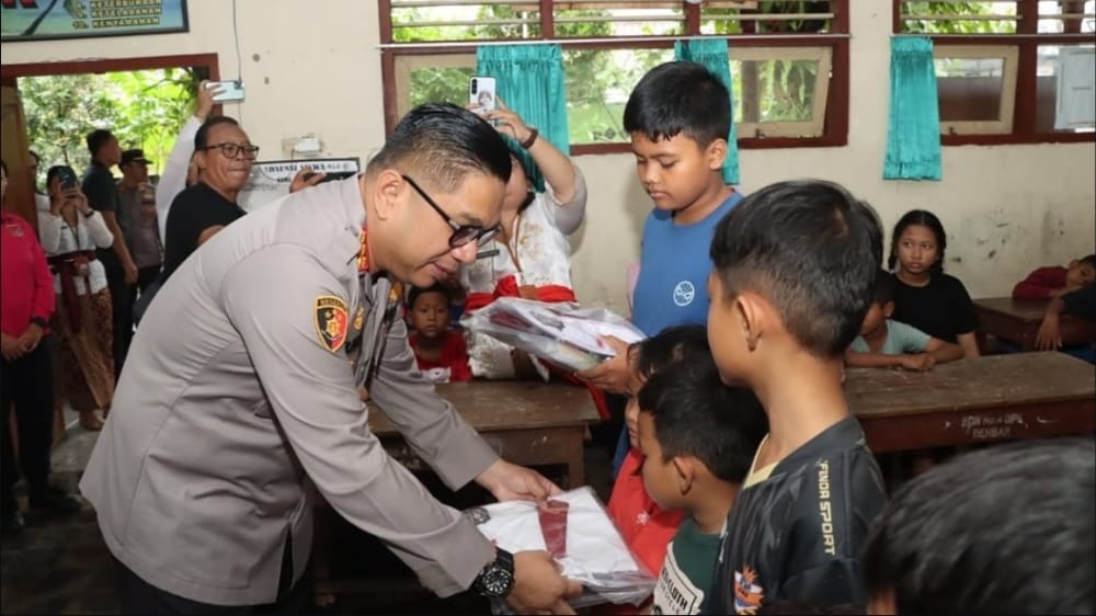 Polresta Denpasar Salurkan Bantuan Sekolah bagi 43 Siswa Terdampak Banjir