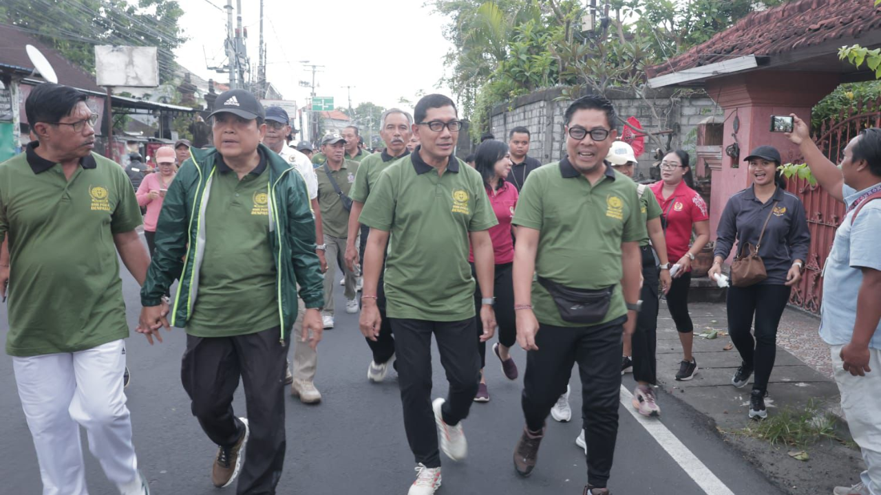 Wawali Denpasar Lepas Jalan Sehat HUT ke-26 SMK PGRI 4 Denpasar