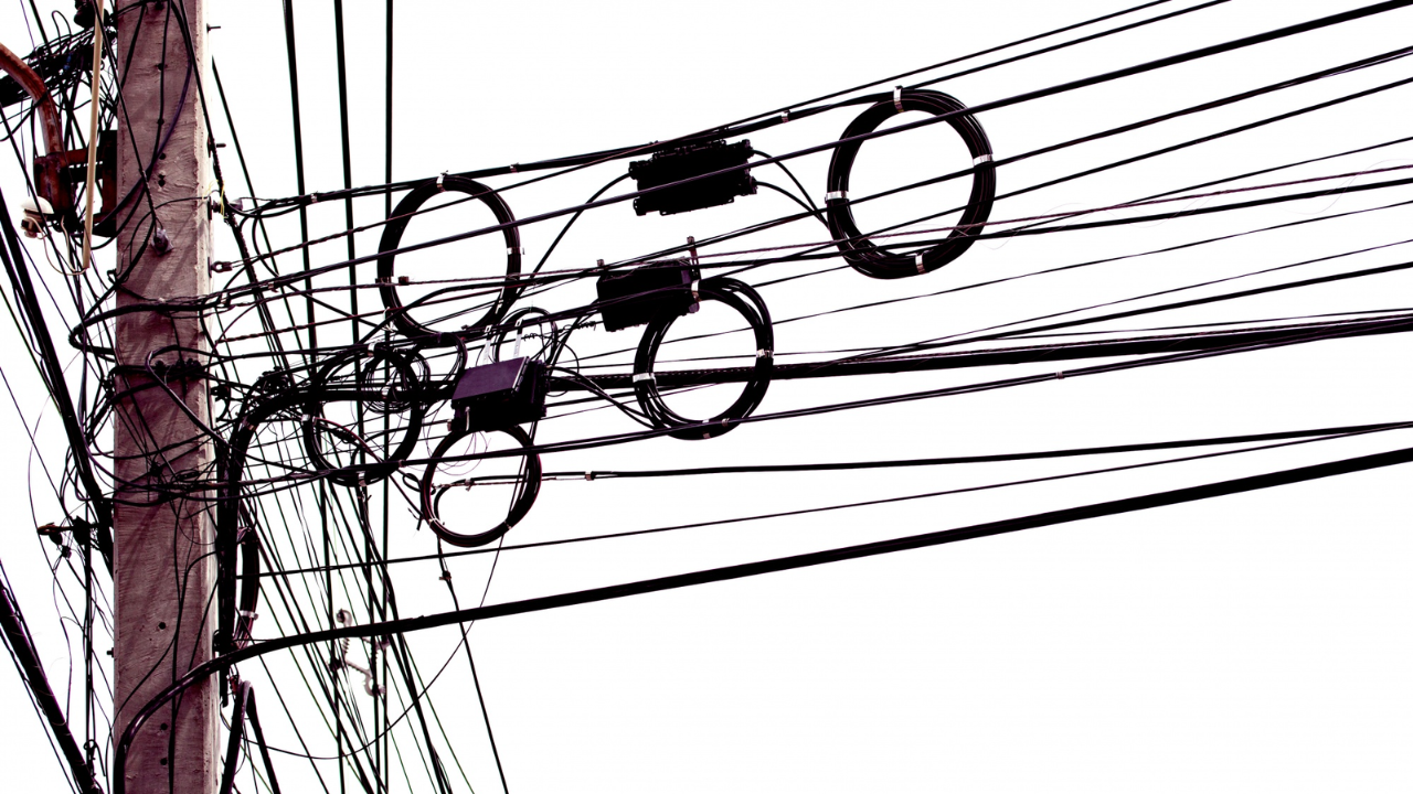 Pemkot Denpasar Tertibkan Kabel Semrawut Lewat SJUT