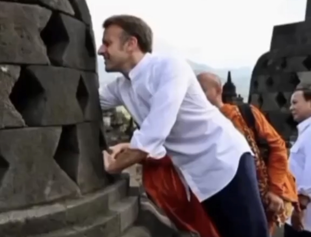 Viral! Video Presiden Macron dan Letkol Teddy Naiki Stupa Candi Borobudur, Tuai Kecaman Netizen