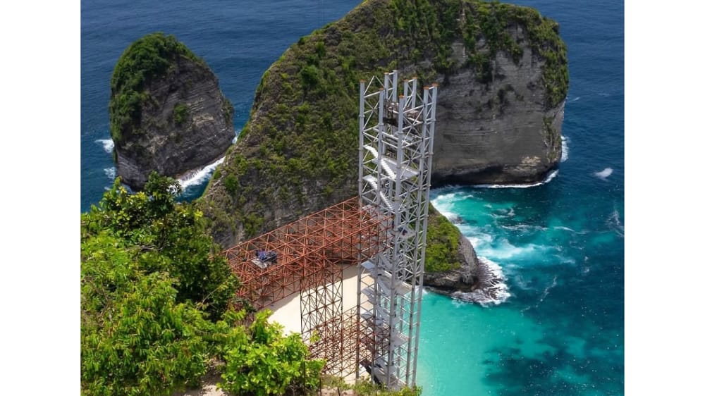 Lift Kaca Pantai Kelingking Masih Diamati, Gubernur Koster Pastikan Keputusan Segera Diumumkan