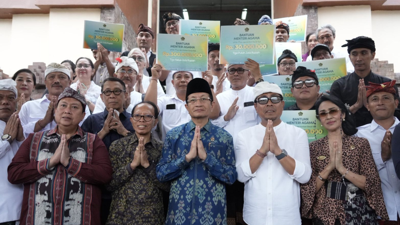Menag Temui Korban Banjir di Bali dan Salurkan Bantuan Rp300 Juta