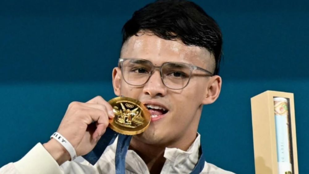 Rizki Juniansyah Antar Indonesia Raih Emas Angkat Besi di SEA Games 2025