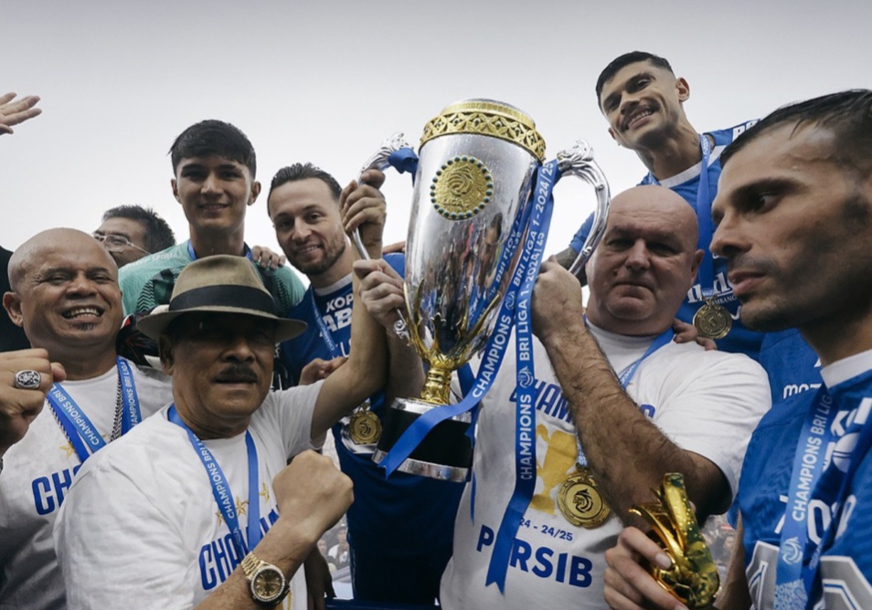Selamat! Persib Bandung Juara Liga 1 Musim 2024/2025: Back to Back Angkat Trofi