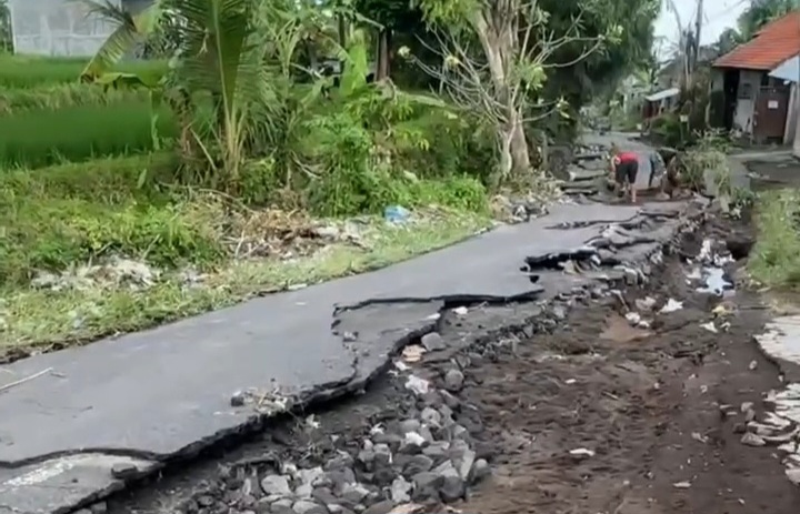 Hujan Lebat di Karangasem Sampai Bikin Jalan Rusak, BPBD dan Dinas PUPR Turun Tangan