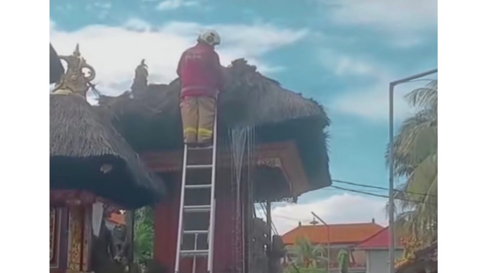 Diduga Akibat Korsleting Listrik, Atap Pelinggih Gedong Kawitan Pura Karang Buncing Terbakar
