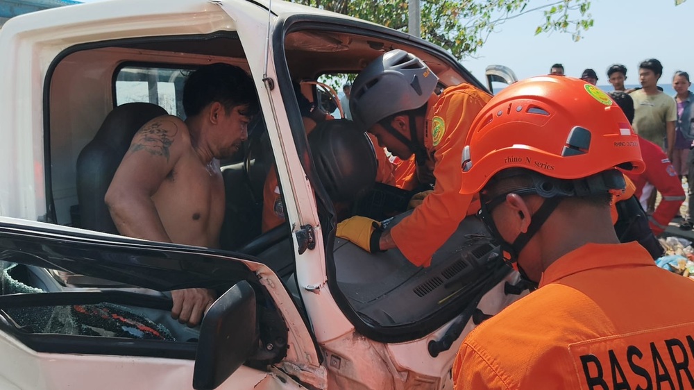 SAR Gabungan Evakuasi Sopir Truk Terjepit di Buleleng