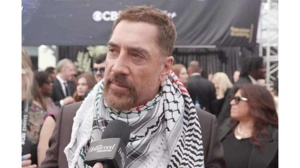 Tampil dengan Keffiyeh, Javier Bardem Tegaskan Dukungan untuk Gaza di Emmy Awards 2025