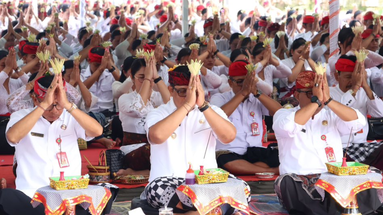 Pemkab Tabanan Gelar Persembahyangan Purnama Sasih Kanem sebagai Wujud Sradha Bhakti dan Kebersamaan