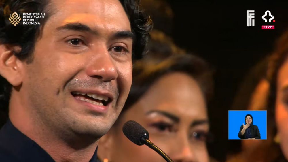 Reza Rahadian Menangis di Panggung FFI 2025, Dedikasi Film Pangku dan Harapan Untuk Pendidikan