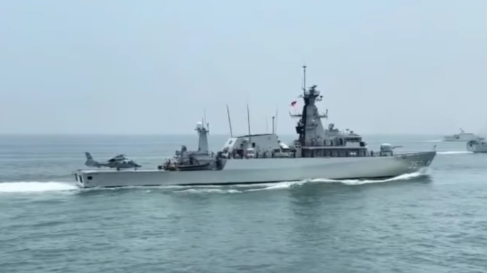 KRI Brawijaya-320 Pimpin Parade Kapal Perang TNI AL di Teluk Jakarta
