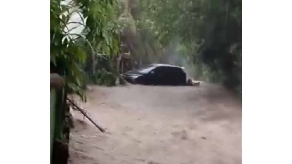 Banjir Mendadak di Karangasem, Tembok Sekolah Jebol hingga Warga Evakuasi Ternak