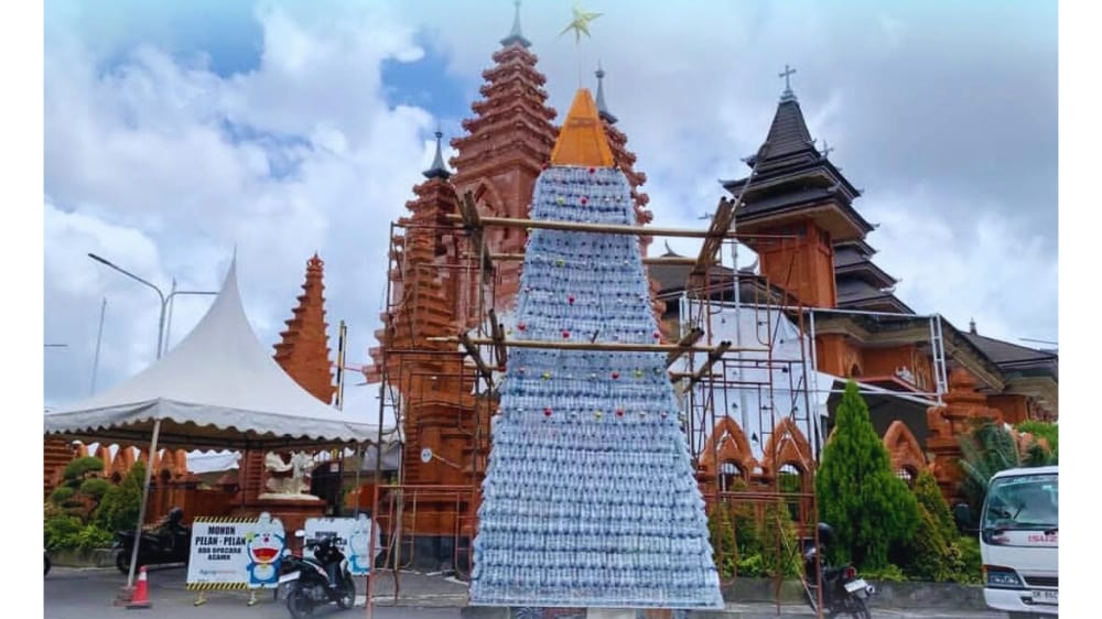 Pesan Peduli Lingkungan, Pohon Natal Daur Ulang Berdiri di Katedral Denpasar