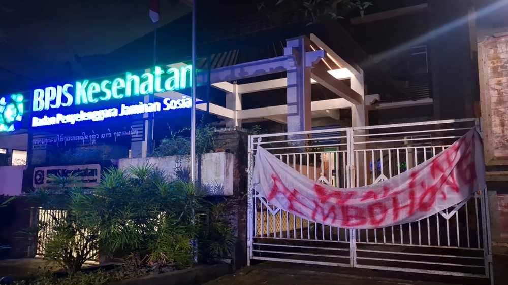 Kantor BPJS Denpasar Diserang OTK: Pasang Spanduk Provokatif hingga Dilempari Batu, Polisi Amakan CCTV!