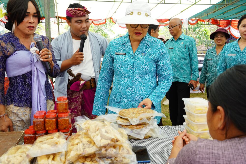 Putri Koster Dorong Bunga Kasna Temukus Masuk Pasar Canang Bali