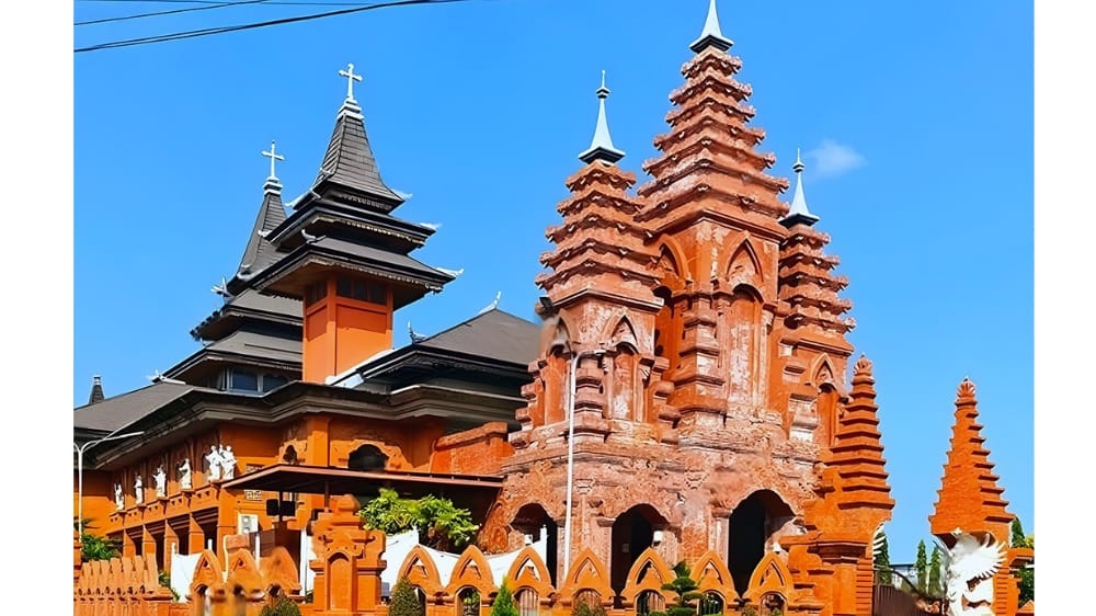 Menjelang Natal, Brimob Lakukan Sterilisasi di Gereja Katedral Denpasar