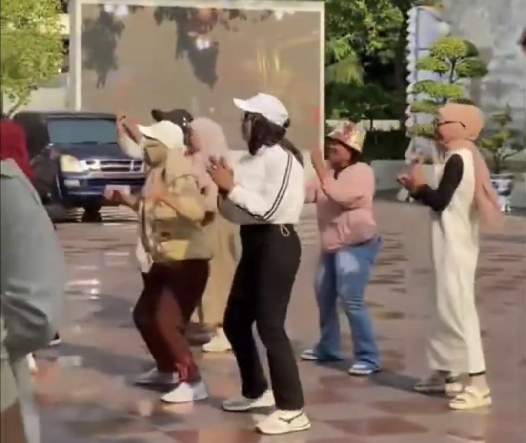 Heboh! Segerombolan Emak-Emak Asal Indonesia Joget di Depan Kuil Suci di Bangkok, Netizen: Tidak Punya Adab!