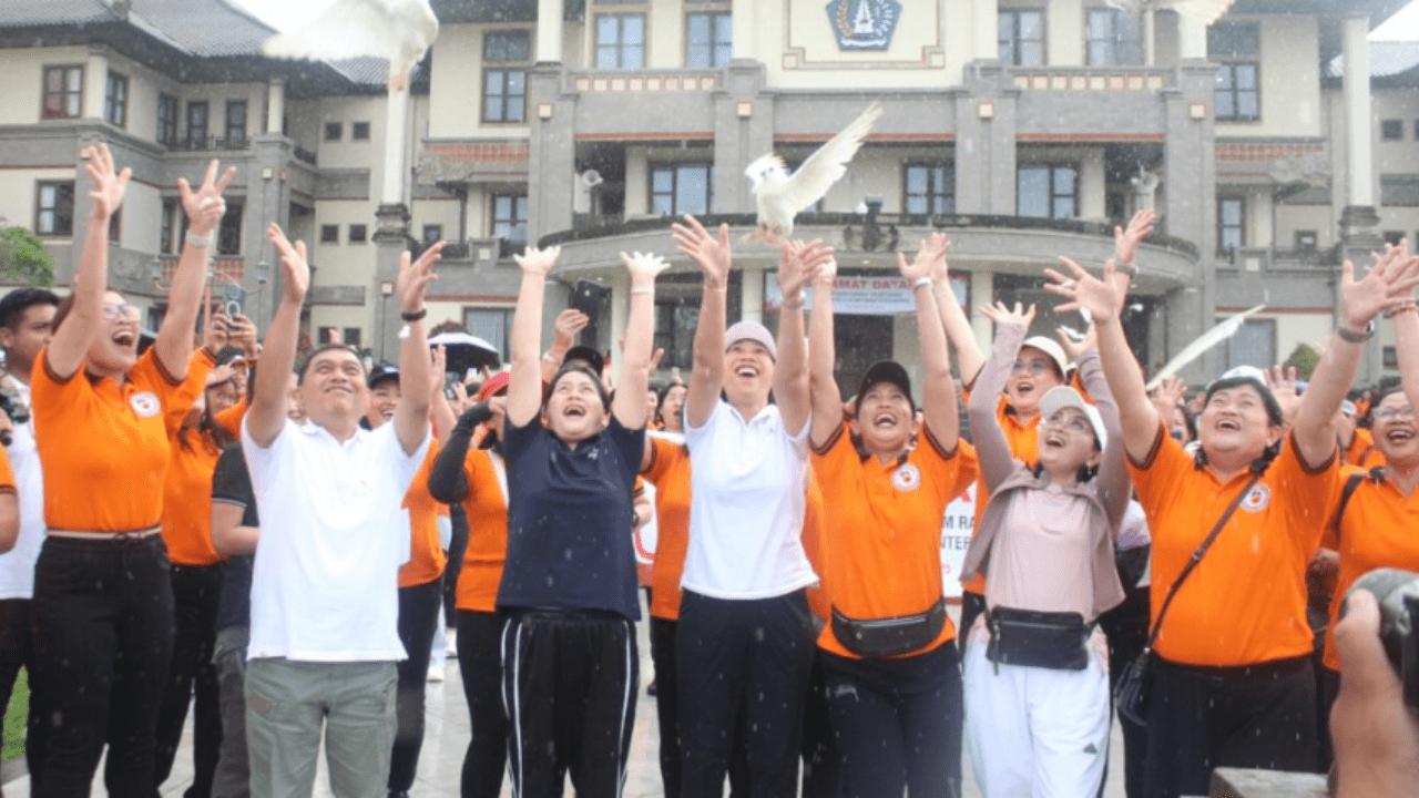 Peringati HUT ke-74 Ikatan Bidan Indonesia (IBI), Ketua BKOW Provinsi Bali Buka Kegiatan Fun Walk 