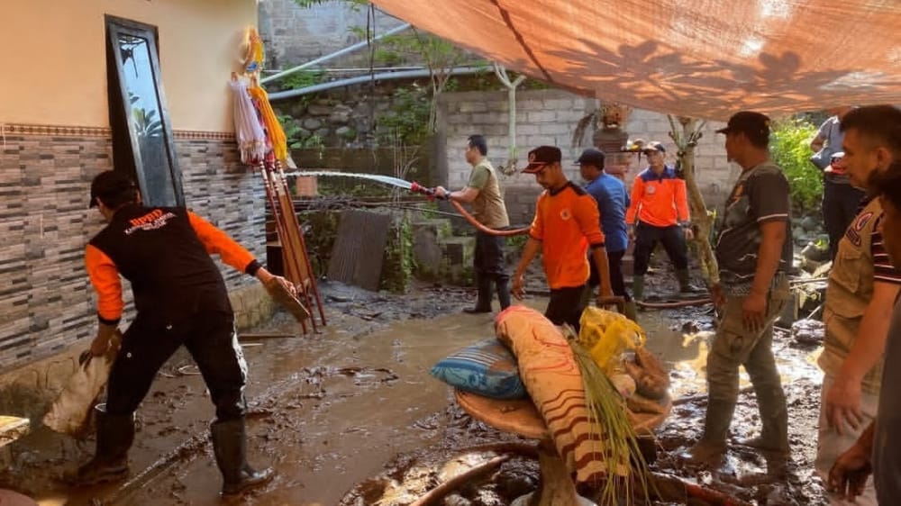 Banjir Bandang Terjang Pekutatan Jembrana, 16 Rumah Warga Terendam Lumpur
