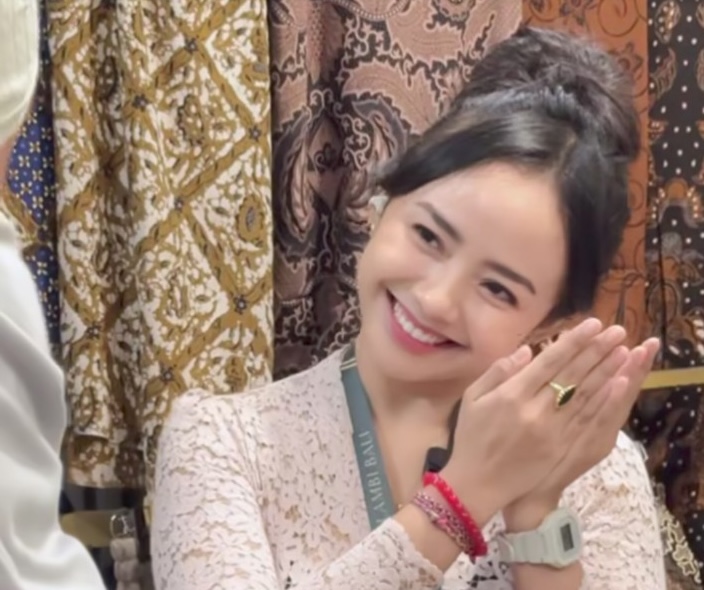 Viral! Senyum Manis Ayu Puspa di “Kim Seon Ho Smile Challenge” Bikin Meleleh, Ditonton 86 Juta Kali!